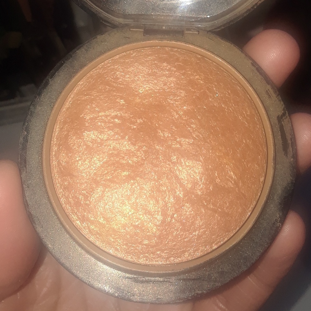 Finishing glow by Mac (like new)offers welcome